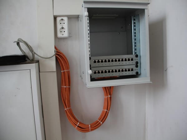 10 Zoll Serverschrank - Cat 7 Kabel mit Kabelbinder fixiert