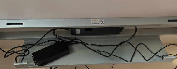 höhenverstellbarer Schreibtisch - Kabelkanal